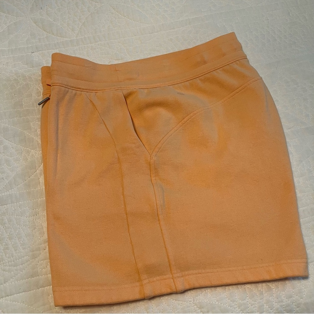 LULULEMON Scuba High-Rise Short 5". Peach Bellini.
Size 14 - Picture 4 of 6